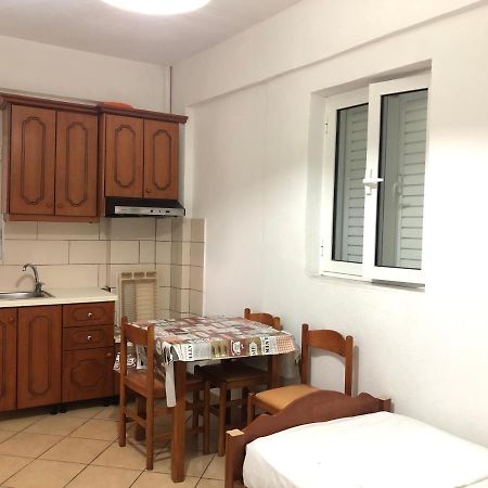 Center Hotel Pirro هيماري المظهر الخارجي الصورة