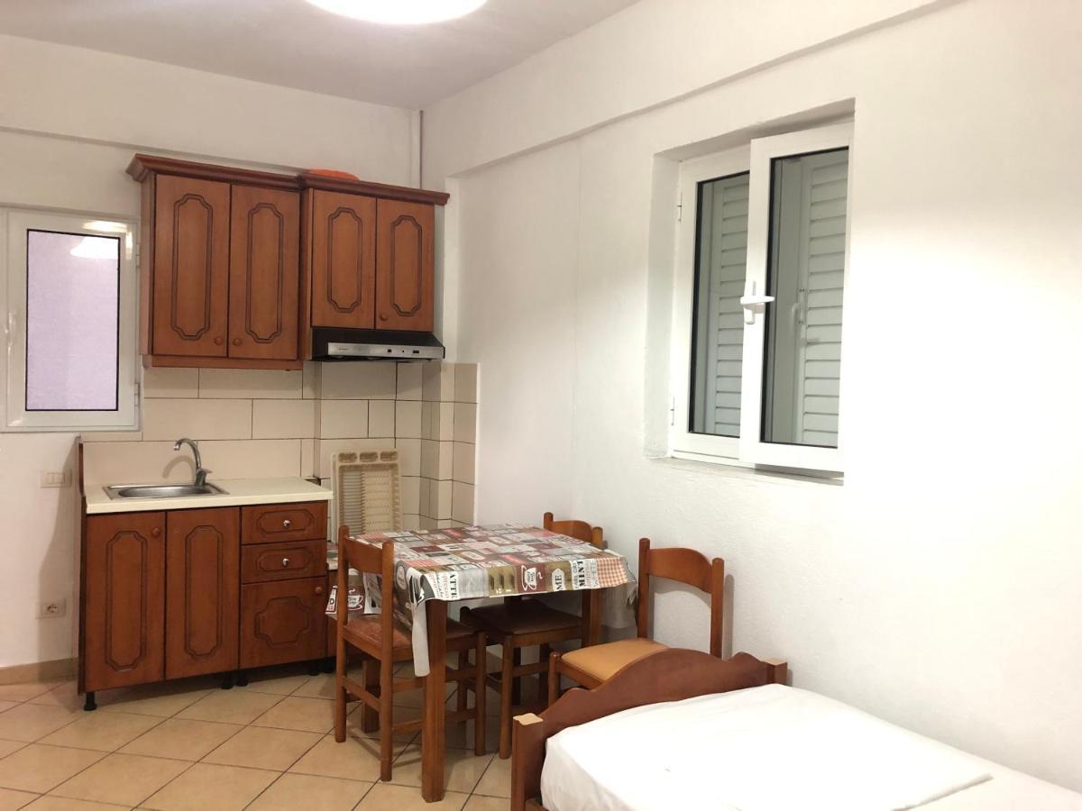 Center Hotel Pirro هيماري المظهر الخارجي الصورة