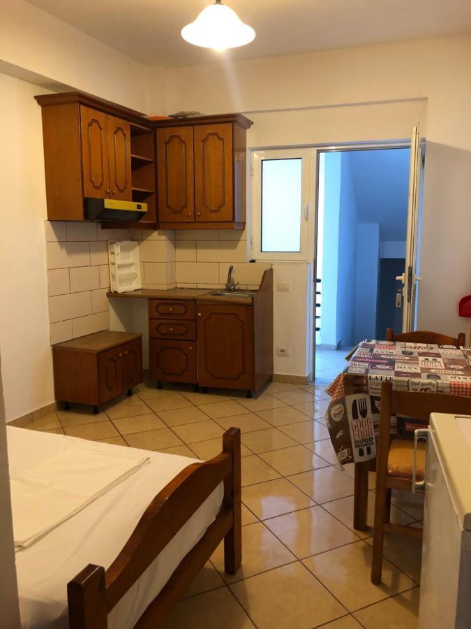Center Hotel Pirro هيماري المظهر الخارجي الصورة