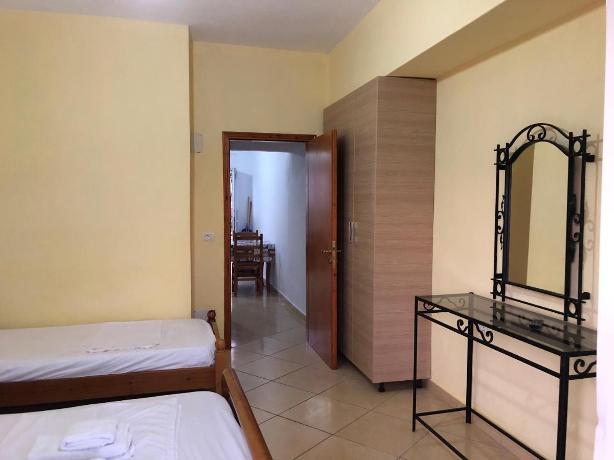 Center Hotel Pirro هيماري المظهر الخارجي الصورة