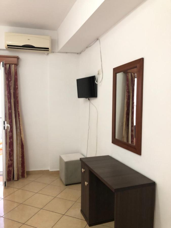 Center Hotel Pirro هيماري المظهر الخارجي الصورة