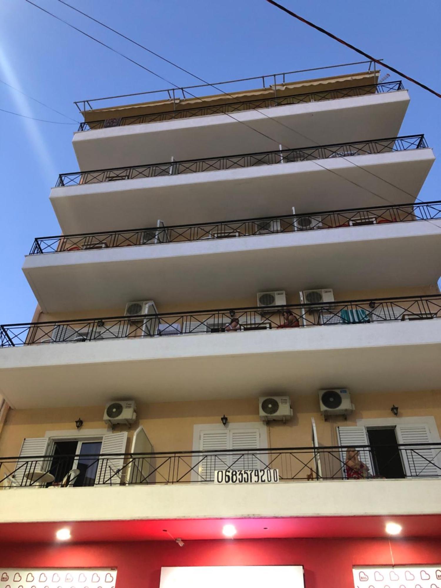 Center Hotel Pirro هيماري المظهر الخارجي الصورة