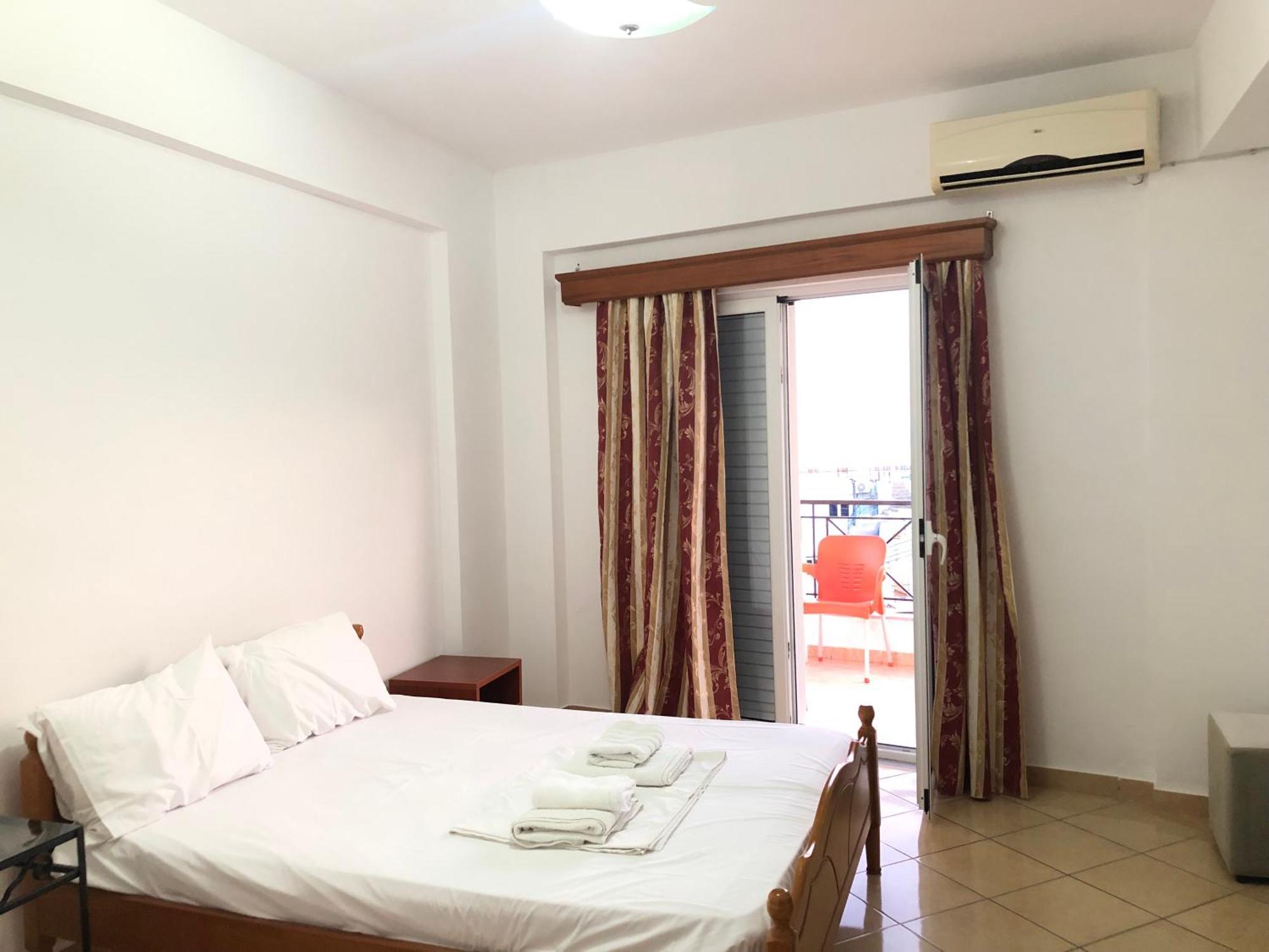 Center Hotel Pirro هيماري المظهر الخارجي الصورة